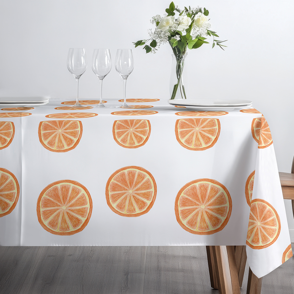 kompozycja stołu w jasnym wnętrzu z obrusem w motyw pomarańczy