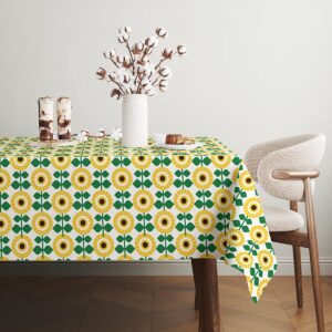 Widok narożnika stołu z obrusowym motywem słoneczników przy krześle