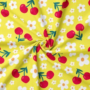 Zbliżenie na wzór z wiśniami i stokrotkami ukazujące wyrazisty nadruk