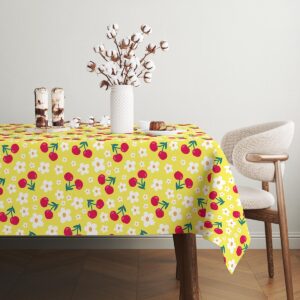 Obrus aranżowany z wazonem i słodkimi dodatkami na stole