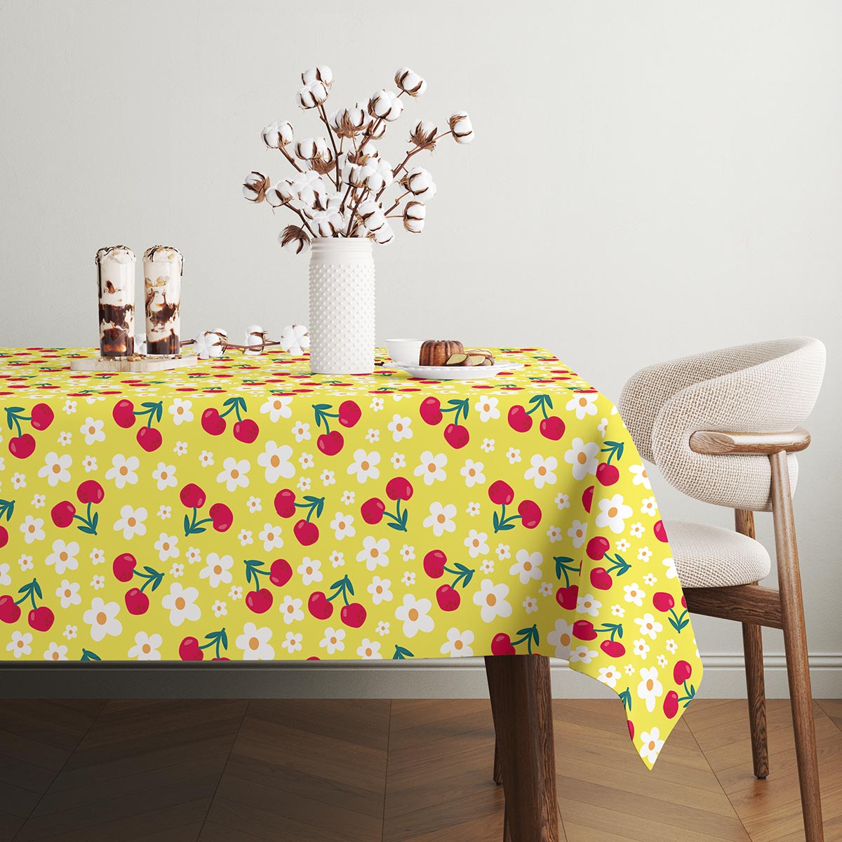 Obrus aranżowany z wazonem i słodkimi dodatkami na stole