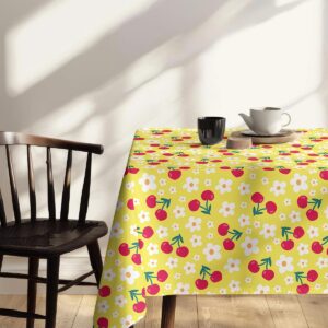 Detal tkaniny z motywem par wiśni i zielonych gałązek