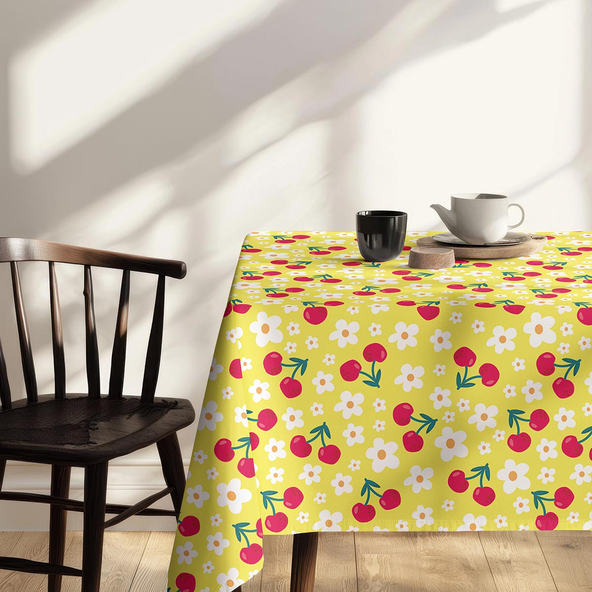 Detal tkaniny z motywem par wiśni i zielonych gałązek