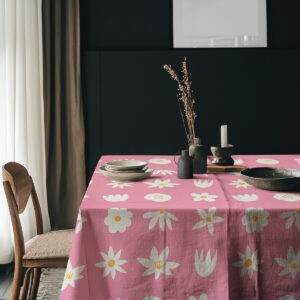 Aranżacja stołu z ceramicznymi naczyniami na obrusie w delikatny kwiatowy wzór