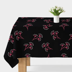 Czarny obrus na stole z wazonem białych tulipanów, widok główny na wzór różowych gałązek