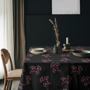 Stół nakryty obrusem w eleganckiej aranżacji z zastawą i dekoracjami, widok z boku