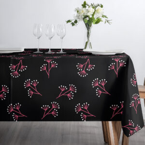 Widok stołu nakrytego obrusem z filiżanką i imbrykiem, kontrastowy wzór na czarnym tle