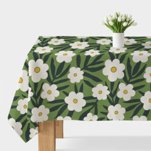 Obrus z białymi stylizowanymi kwiatami na zielonym tle, widok główny z wazonem tulipanów