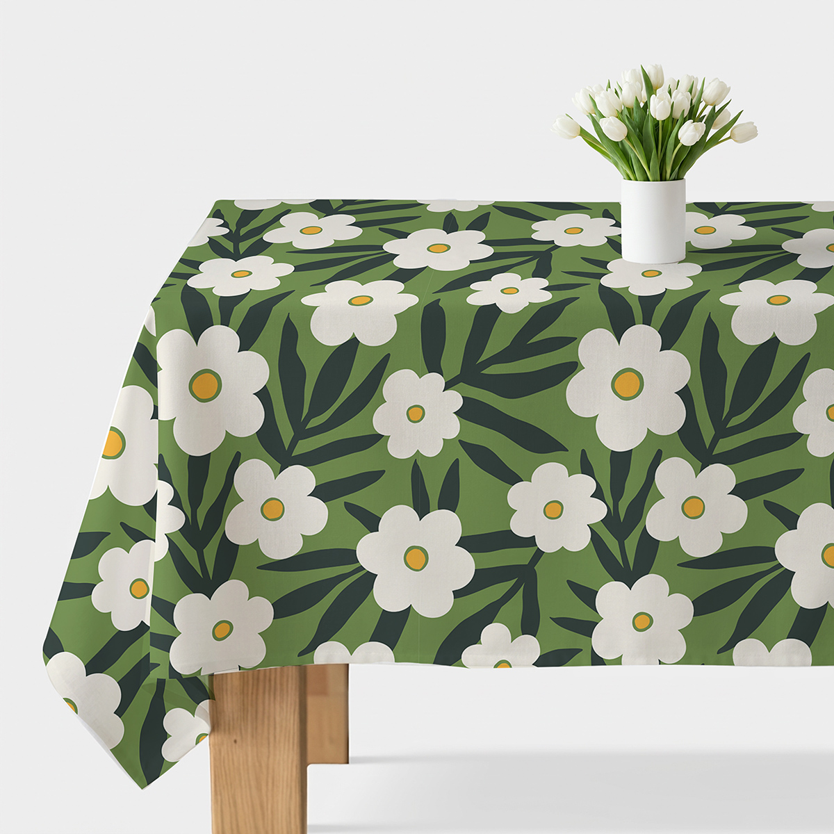 Obrus z białymi stylizowanymi kwiatami na zielonym tle, widok główny z wazonem tulipanów