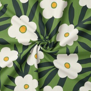 Zbliżenie materiału z białymi kwiatami i ciemnozielonymi liśćmi, detal wzoru