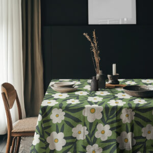 Aranżacja stołu z obrusem w zielone kwiaty i prostą zastawą, styl skandynawski