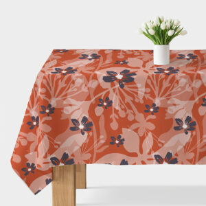 Obrus z ceglastym wzorem i granatowymi kwiatami na stole z białym wazonem z tulipanami