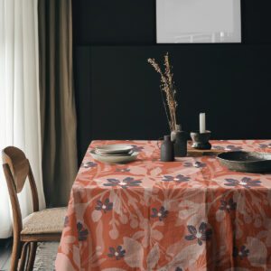 Aranżacja stołu z ceramiką na obrusie w ciepłych ceglastych tonach