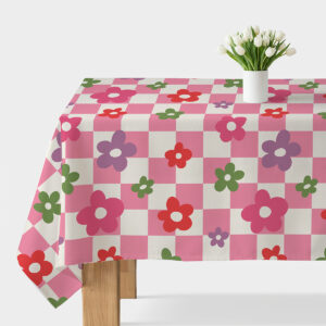 Obrus z różową kratką i kolorowymi kwiatami na stole z wazonem