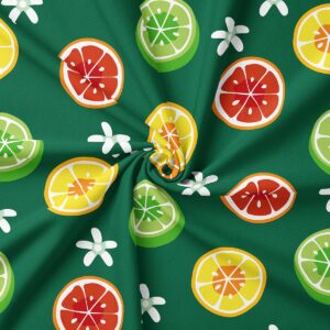 Zbliżenie na materiał i kolorowe plasterki cytrusów pokazujące fakturę tkaniny