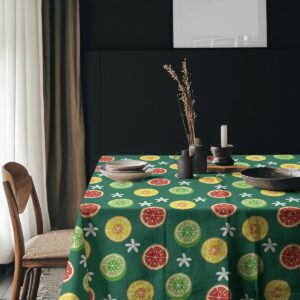 Aranżacja stołu z obrusem, naczyniami i dekoracjami w stylu skandynawskim