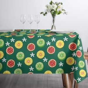 Stół z obrusem w codziennej aranżacji przy naturalnym oświetleniu