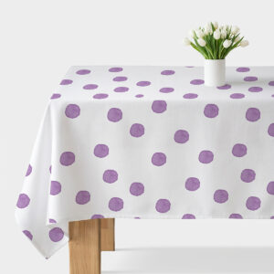 główny widok obrusa z akwarelowymi fioletowymi kropkami na stole z białym wazonem i tulipanami