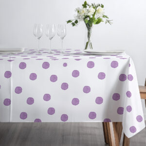 minimalistyczna stylizacja stolika kawowego z obrusem w fioletowe kropki i filiżanką