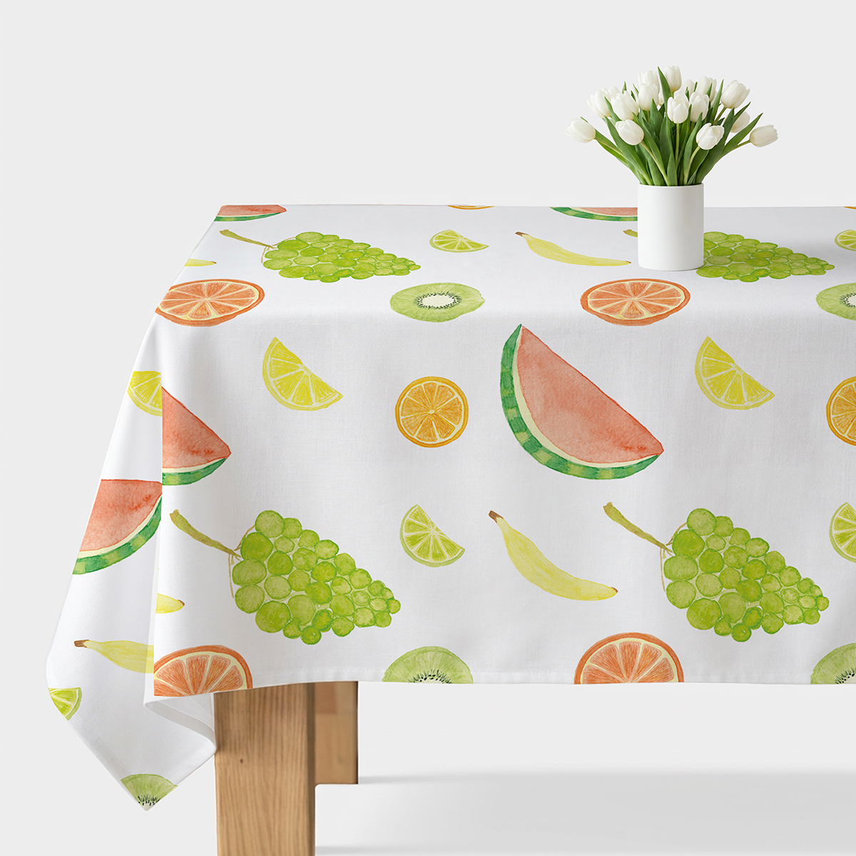 obrus z akwarelowym wzorem owoców na białym tle, ujęcie główne z wazonem tulipanów