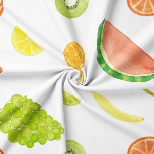 zbliżenie na tkaninę i detal nadruku arbuzów, kiwi i winogron