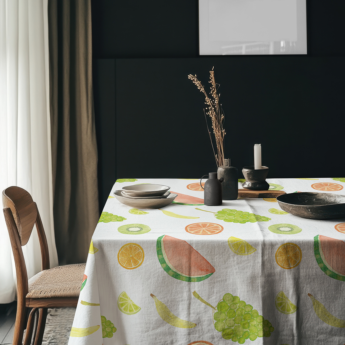 aranżacja stołu z naczyniami i świecami na obrusu z owocowym motywem