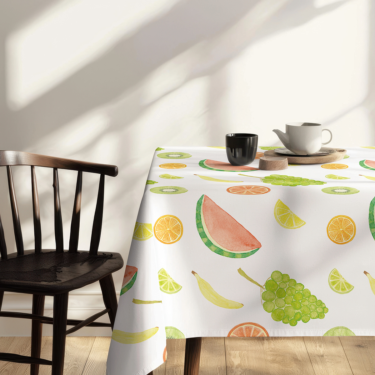 detal wzoru z plasterkami cytrusów i bananami przy drewnianym krześle