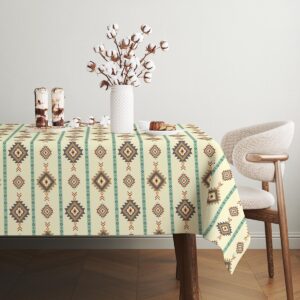 Widok stołu z obrusem i dekoracyjnymi akcentami w stylu boho