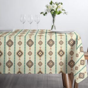 Zbliżenie narożnika obrusa ukazujące powtarzalny wzór i wykończenie krawędzi