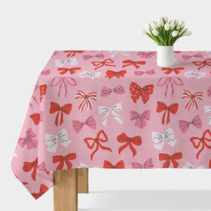 Obrus na stole z różowym tłem i wzorem kokardek, widok z góry