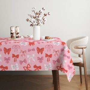 Aranżacja stołu z zastawą na obrusie w kokardki, styl skandynawski