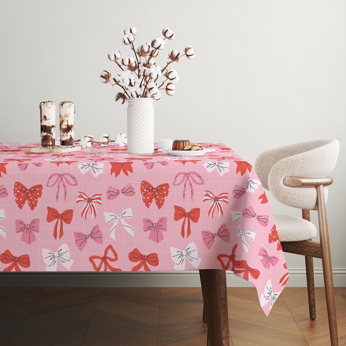 Aranżacja stołu z zastawą na obrusie w kokardki, styl skandynawski