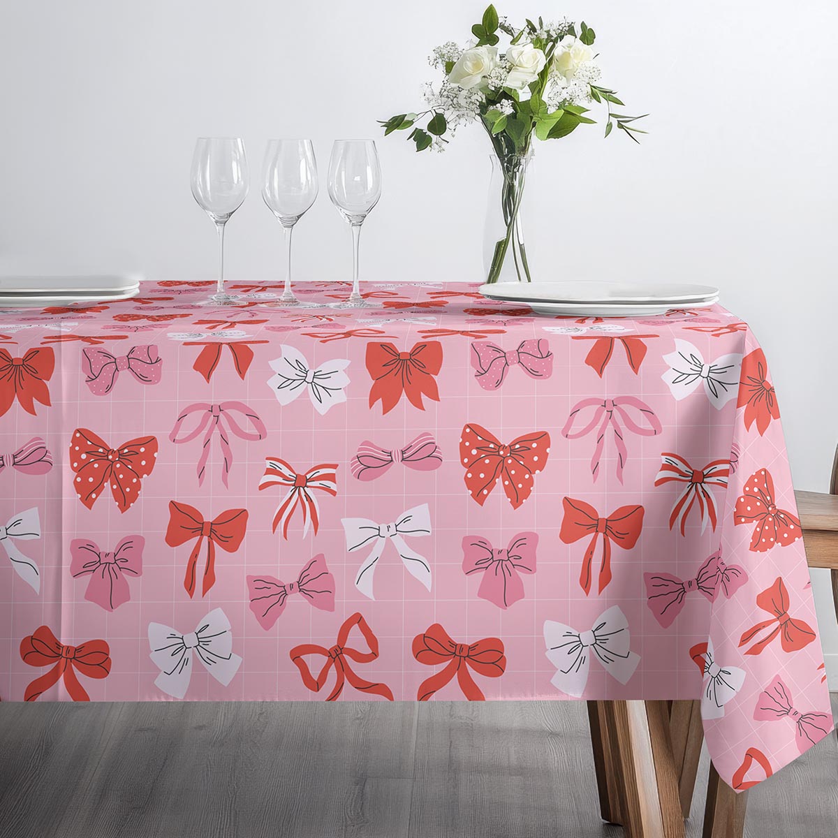 Obrus ze wzorem kokardek w użyciu podczas codziennego posiłku