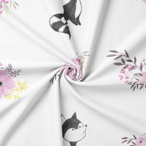 zbliżenie tkaniny pokazujące detal nadruku liska i delikatnych bukietów