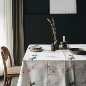 aranżacja stołu z zastawą na obrusie w subtelny wzór lisów i kwiatów