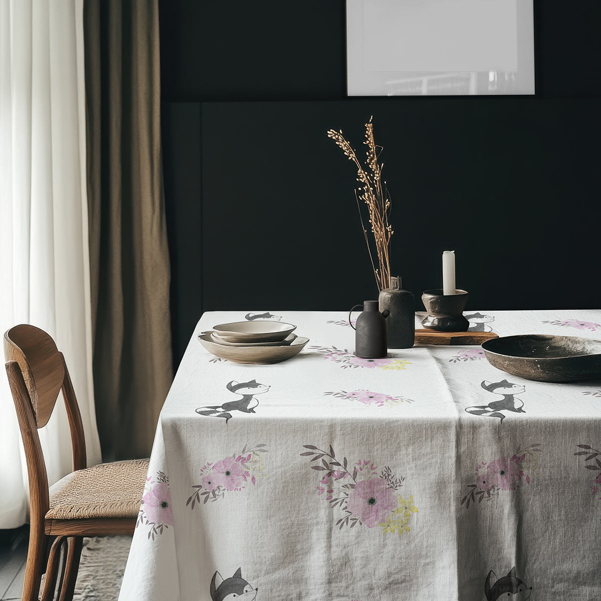 aranżacja stołu z zastawą na obrusie w subtelny wzór lisów i kwiatów