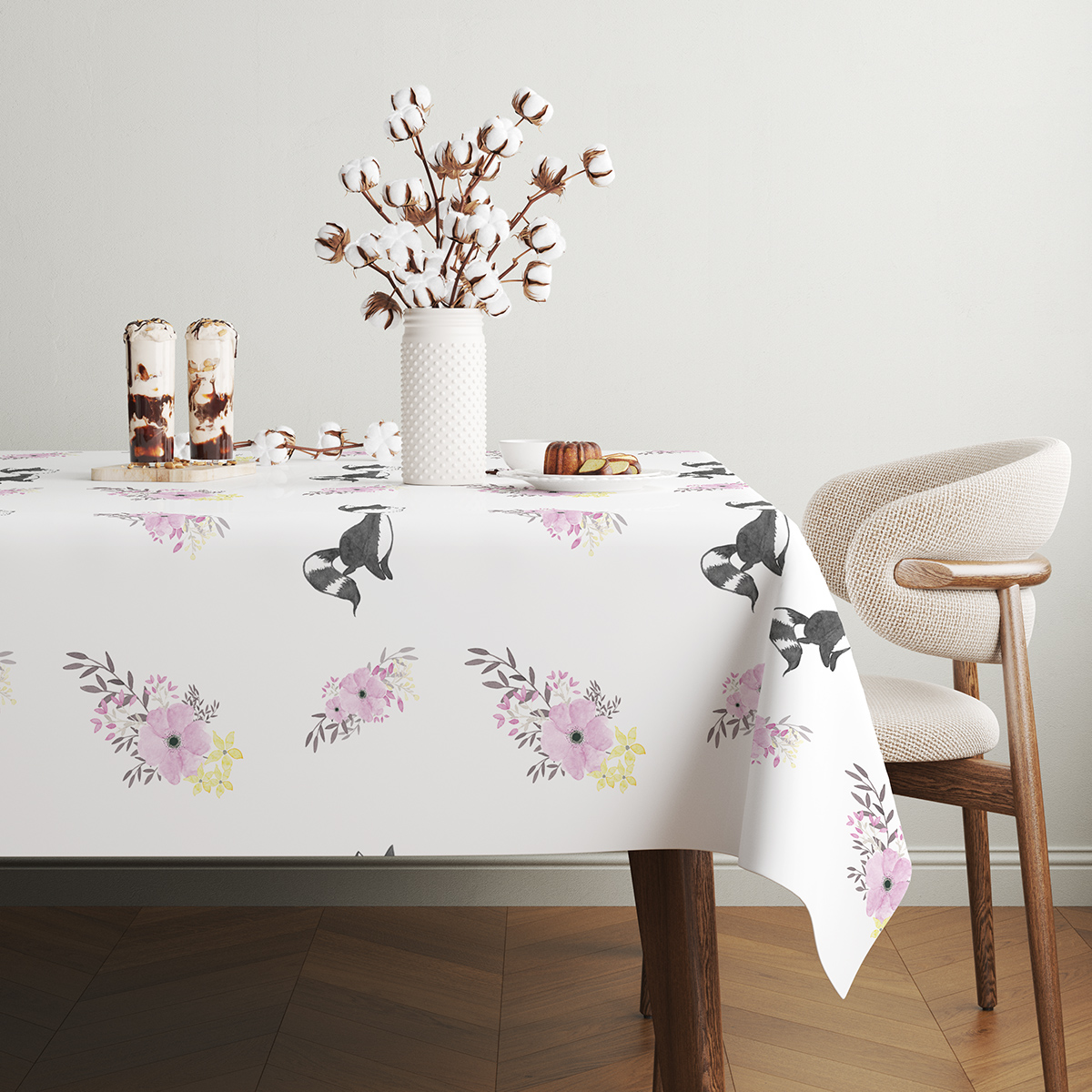 perspektywa stołu z dekoracją w naturalnych barwach i widocznym motywem lisów