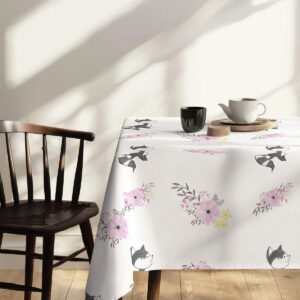 detal krawędzi obrusu z powtarzającym się motywem akwarelowych bukietów