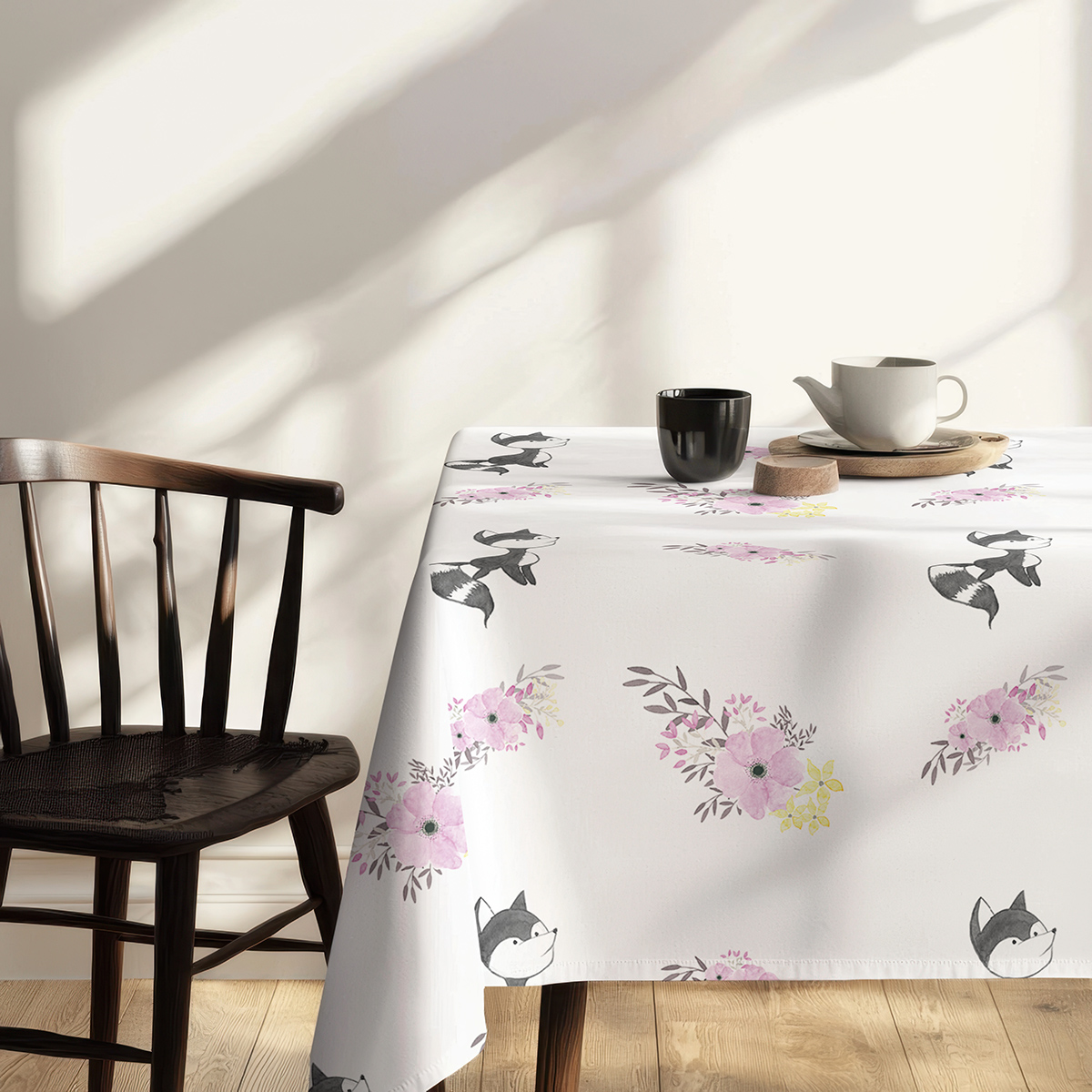 detal krawędzi obrusu z powtarzającym się motywem akwarelowych bukietów