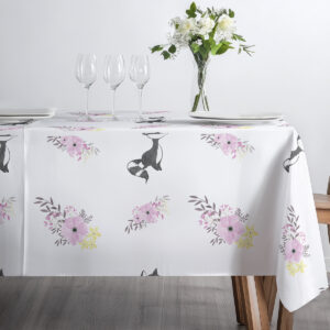 stół przygotowany do serwowania z obrusie ozdobionym lisim wzorem