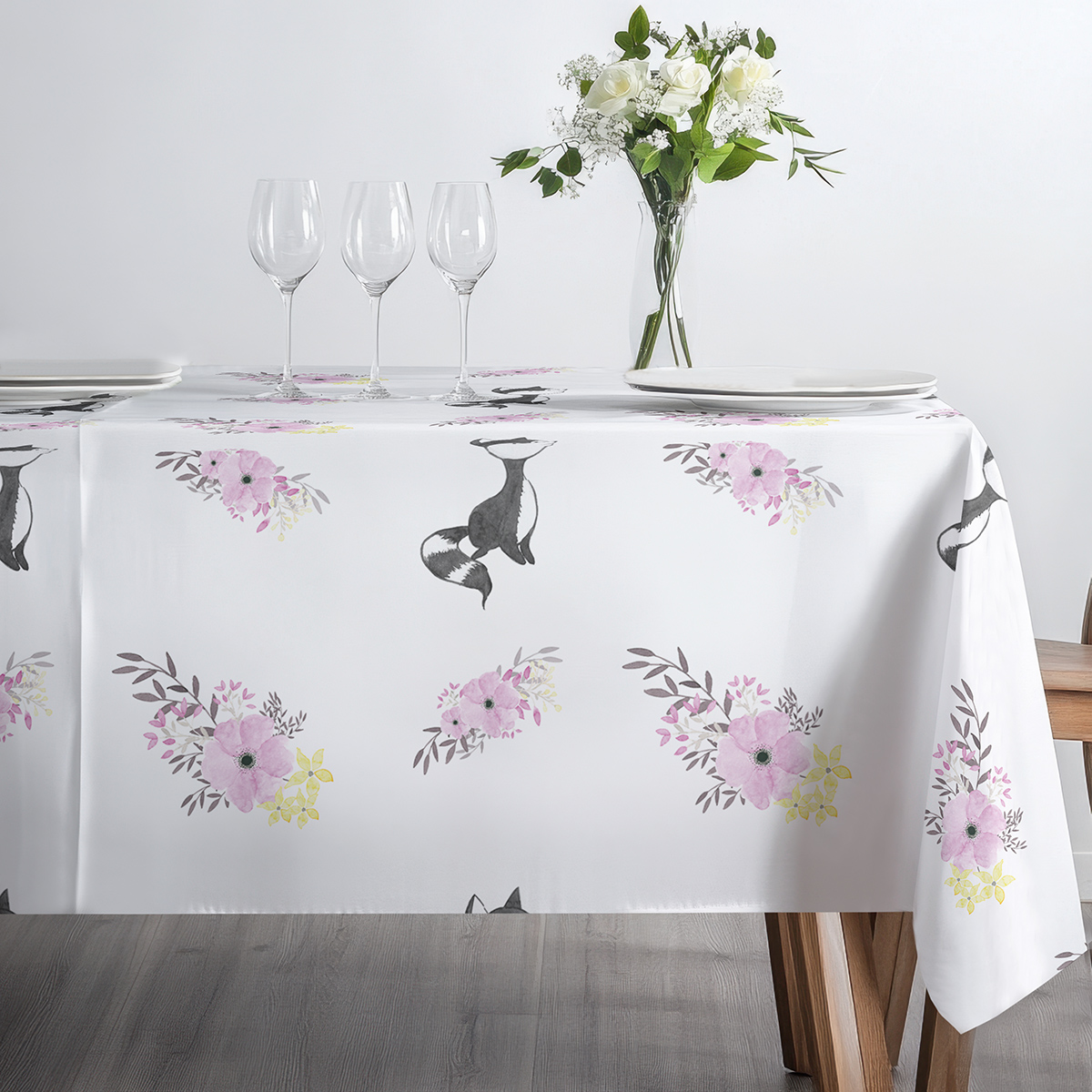 stół przygotowany do serwowania z obrusie ozdobionym lisim wzorem