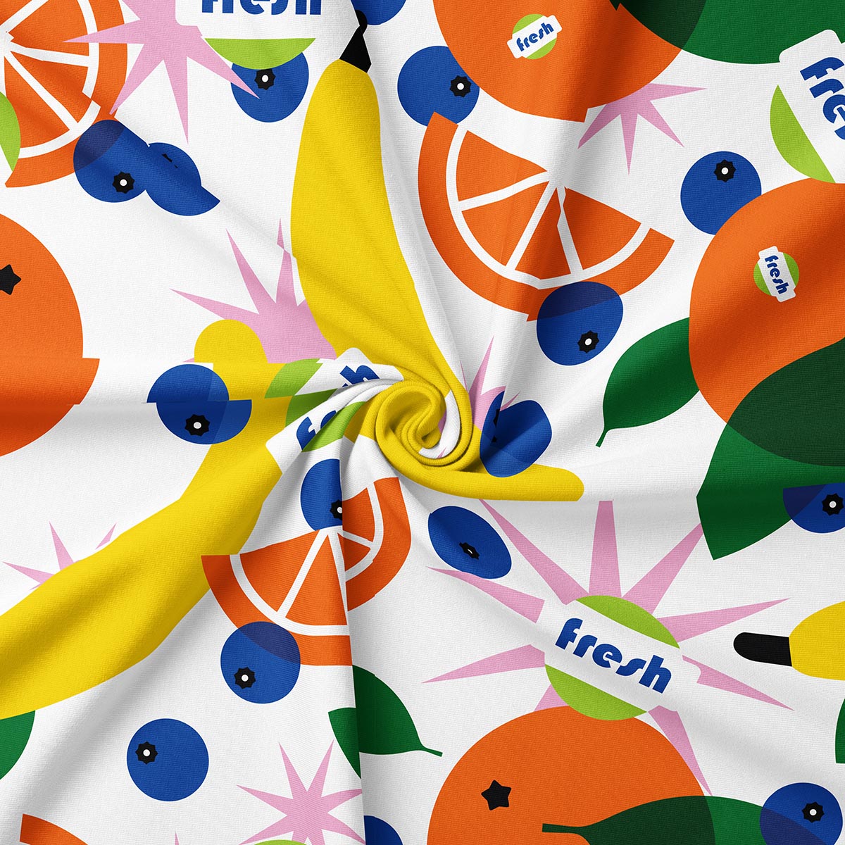 Zbliżenie na teksturę tkaniny i intensywne kolory nadruku przedstawiającego plasterki pomarańczy i jagody