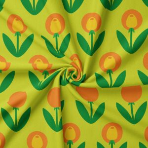 Zbliżenie na tkaninę z powtarzalnym wzorem tulipanów i detalem struktury materiału