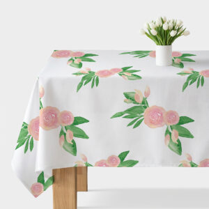 obrus z różanymi gałązkami na białym tle, główne ujęcie stołu z wazonem tulipanów