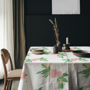 aranżacja stołu z naczyniami i dekoracjami na obrusie z kwiatowym motywem