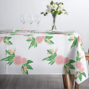 narożnik obrusa z powtarzającym się motywem różanych bukiecików