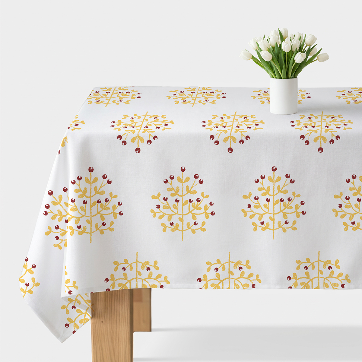 obrus z wzorem żółtych gałązek i czerwonych jagód na białym tle, ujęcie ogólne