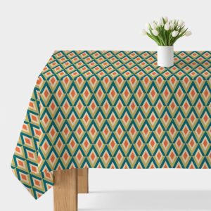 obrus z geometrycznym wzorem na stole z białym wazonem z tulipanami