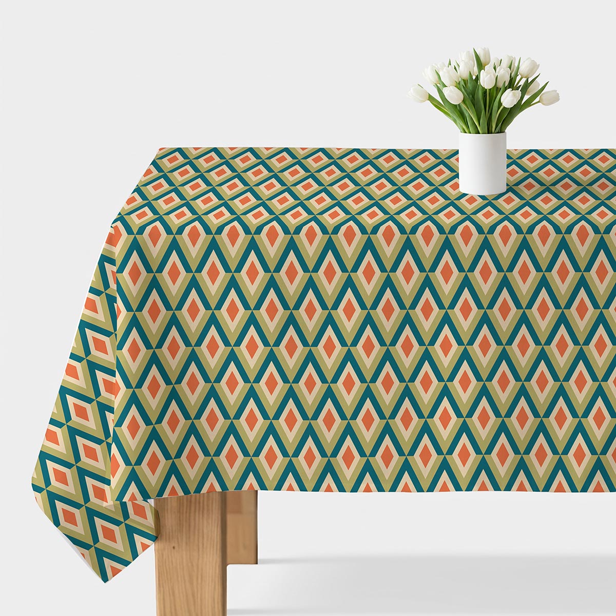 obrus z geometrycznym wzorem na stole z białym wazonem z tulipanami