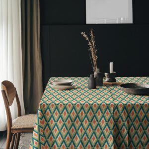 aranżacja stołu z obrusm w geometryczne romby i minimalistycznymi naczyniami